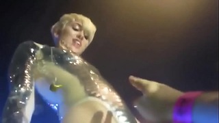 *2019* Miley Cyrus Se Deja Manosear Por Fans (video Completo: Http://dapalan.com/n4r8 )