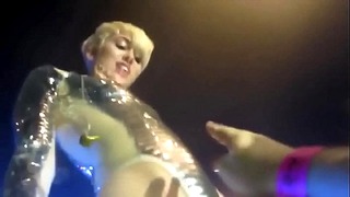 &ast;2019&ast; Miley Cyrus Se Deja Manosear Por Fans &lpar;video Completo&colon; Http&colon;&sol;&sol;dapalan&period;com&sol;n4r8 &rpar;
