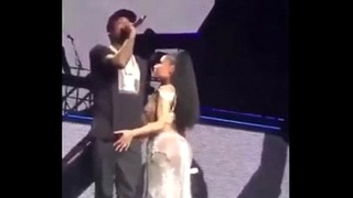 Nicki Minaj Pegando No Pau De Meek Mill